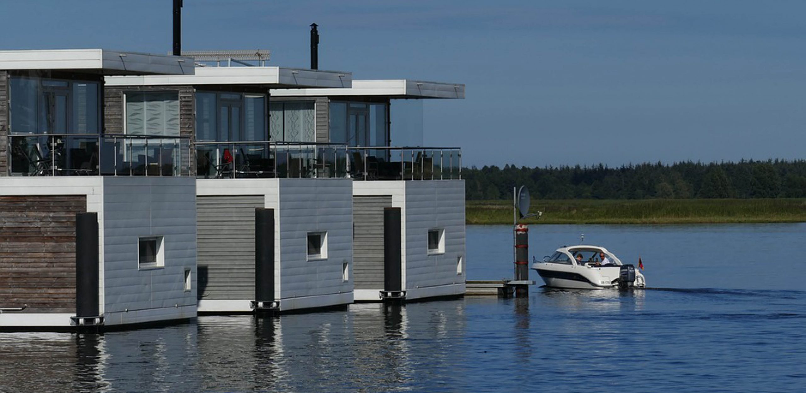 Wohnen auf dem Wasser oder im Tiny-House: Welche Versicherung brauche ich?